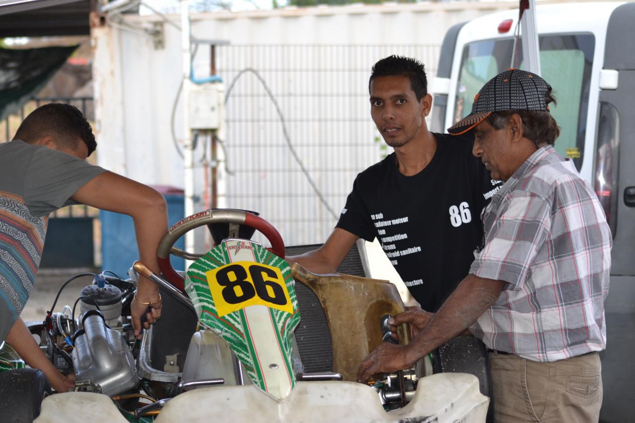 Osman et Sam s'afférent sur le kart de Gilles STASICA